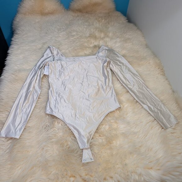 Aritzia Babaton Satinette Long Sleeve Matte Pearl Square Neck Body Suit Size L - Picture 1 of 6